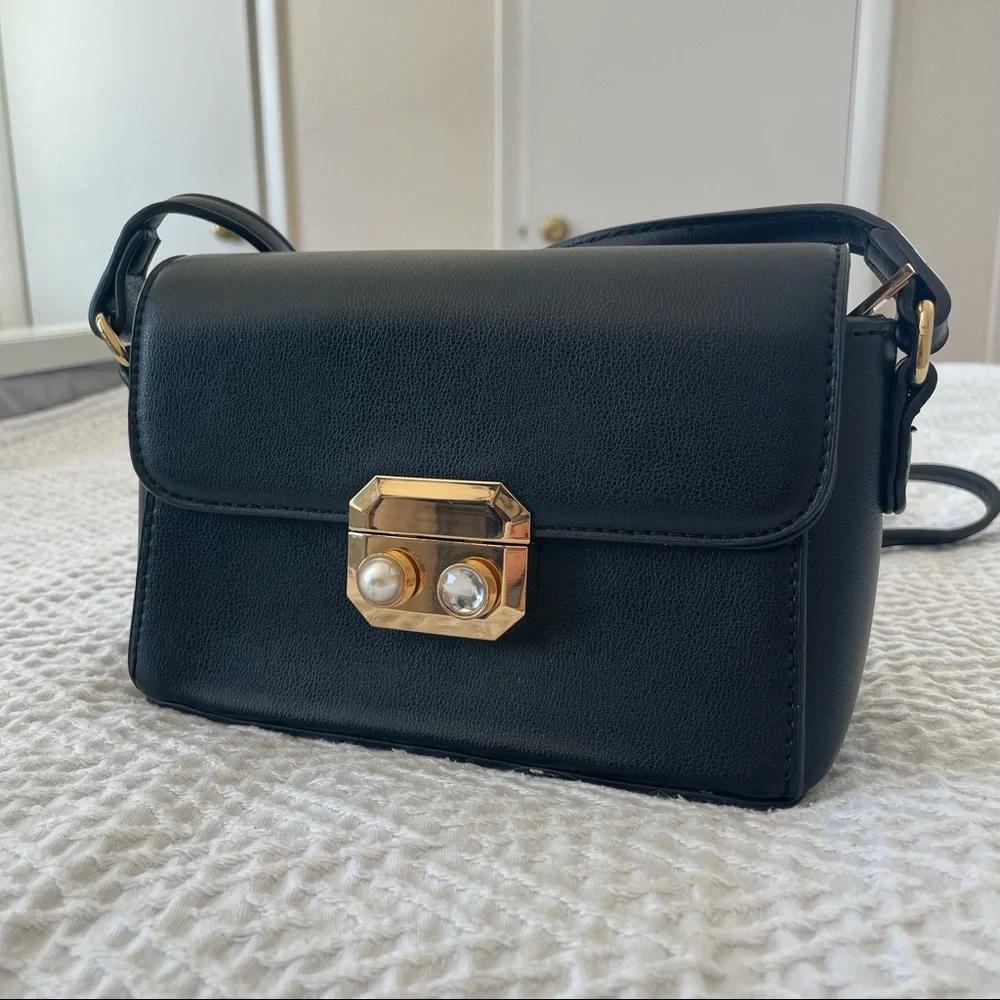 Chic Leather Purse - Picture 2 of 10